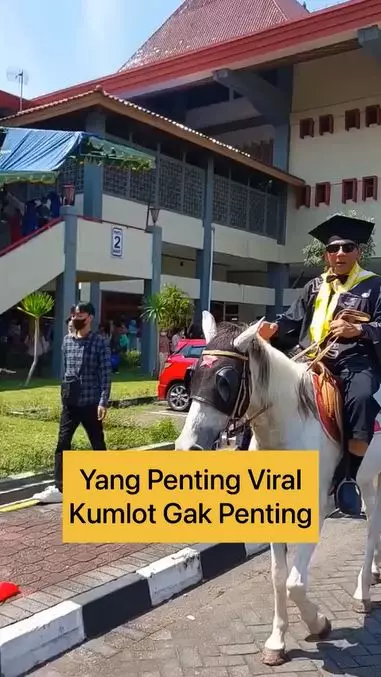 Kakek lulus s2 diarak pakai kuda Berbagai sumber Kakek lulus s2 diarak pakai kuda Berbagai sumber