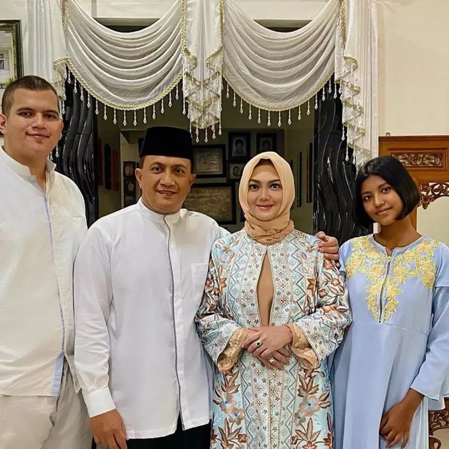 Gaya 11 seleb saat dampingi anak wisuda SMA, paras Bella Saphira disebut mirip anak sambungnya