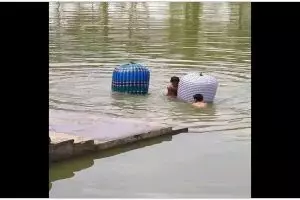 Keasyikan yang random, 11 potret kocak orang main air ini kelakuannya absurd abis