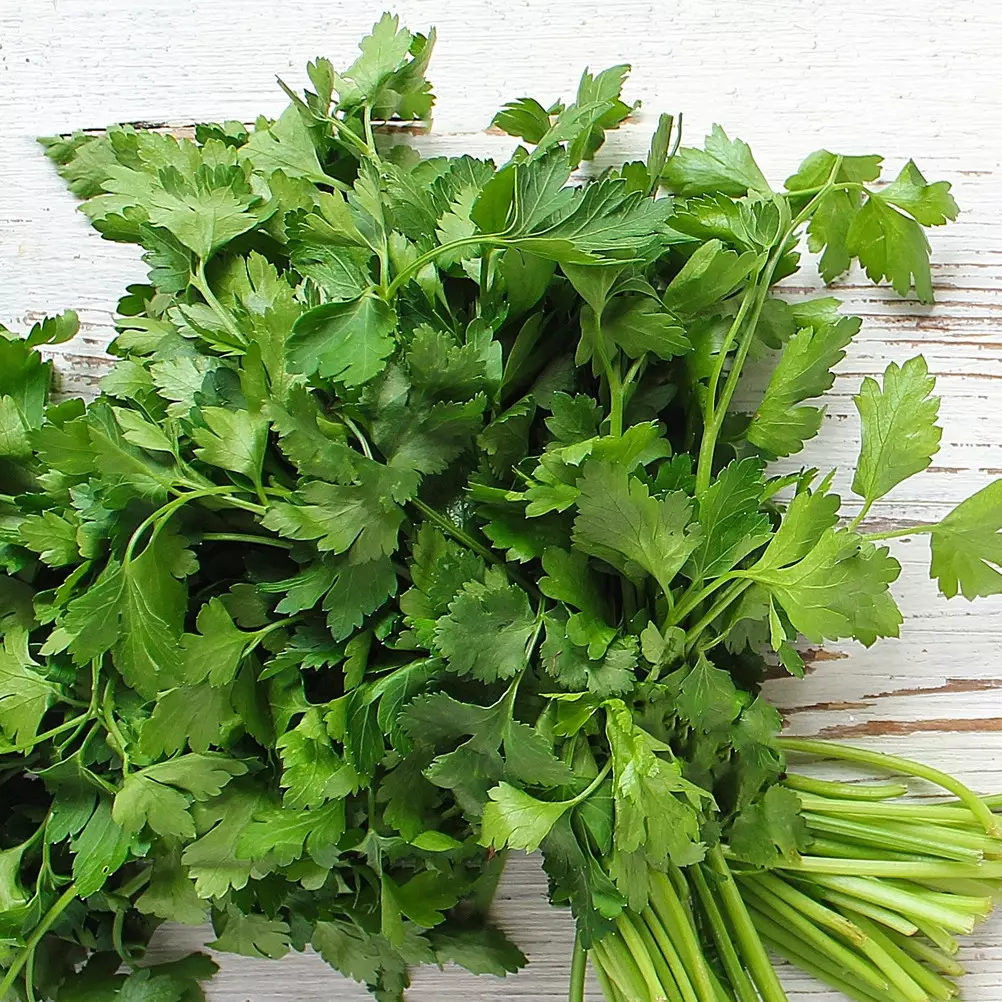 Bantu atasi rambut rontok, ini 9 kegunaan seledri untuk kesehatan rambut