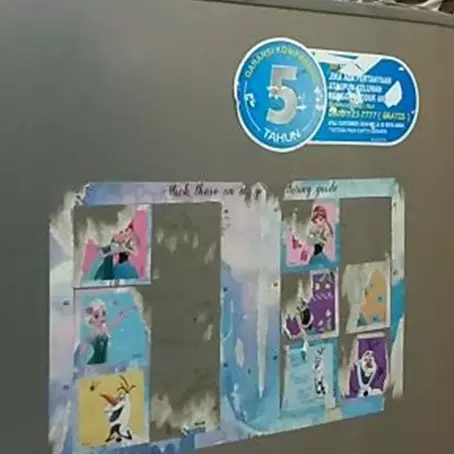Bukan pakai sampo, ini cara mudah hilangkan bekas stiker di pintu kulkas cuma pakai 2 bahan
