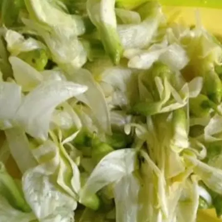 Tanpa perlu direbus, ini trik mengolah bunga turi agar enak dan tidak pahit saat disajikan