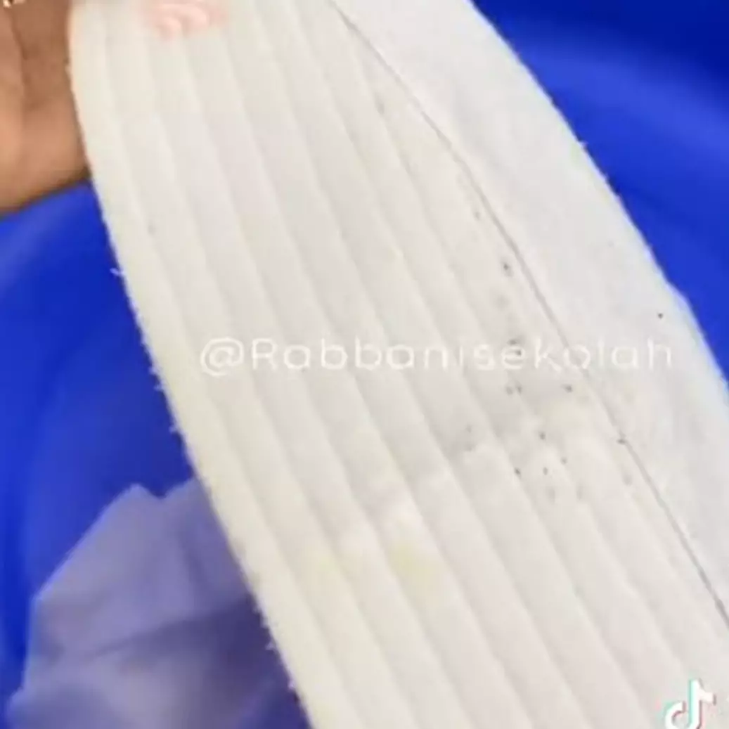 Bukan pakai pemutih pakaian, ini cara mudah bersihkan jilbab jamuran cuma modal Rp 3.000