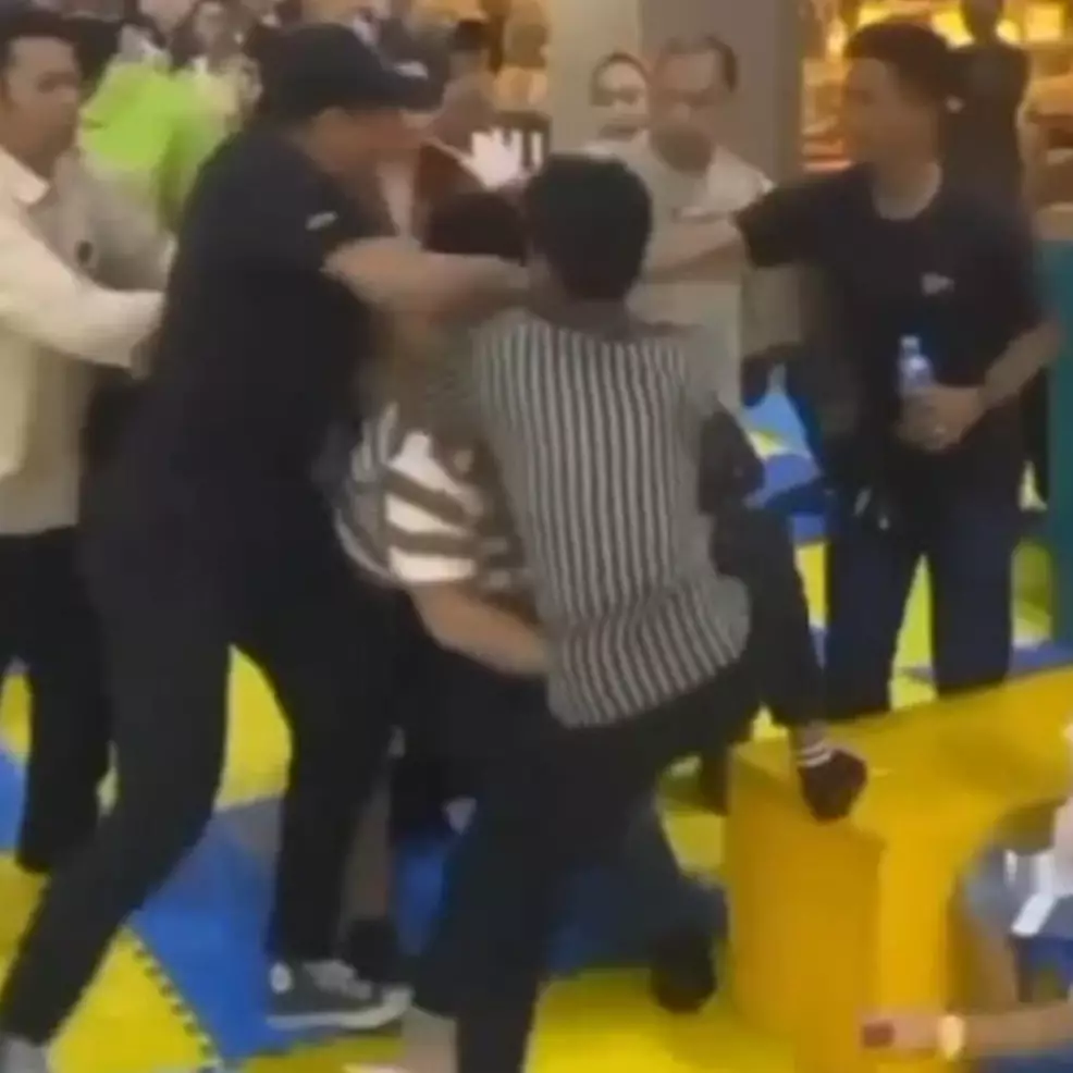 Kronologi video viral bapak-bapak berkelahi di wahana permainan anak di mal Makassar