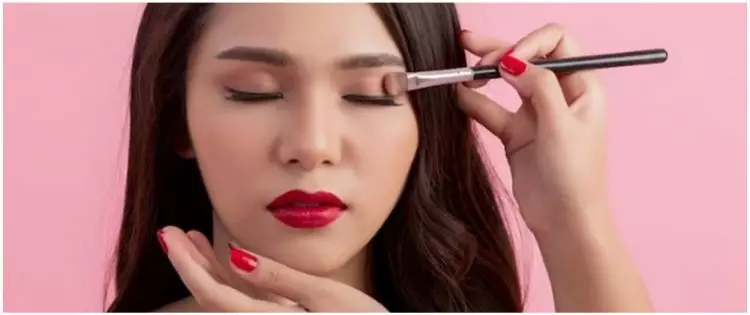Hasilnya bak makeup MUA profesional, trik aplikasikan eyeshadow ini hanya butuh 1 barang