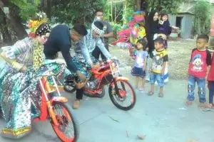 11 Potret kocak di kala pernikahan ini nyeleneh abis, pengantin malah jadi gagal fokus