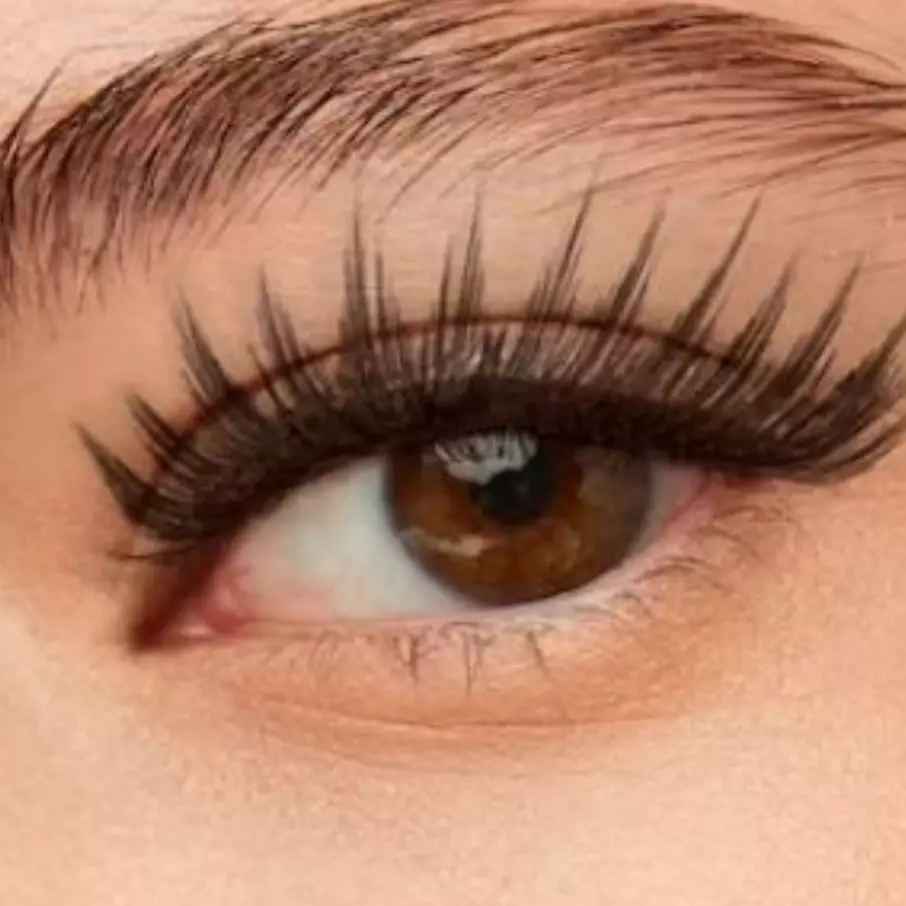 Nggak perlu beli baru, ini trik mengatasi lem bulu mata kering dan menggumpal pakai 1 alat rumahan