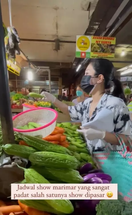 gaya seleb ke pasar meski punya suami tajir © berbagai sumber gaya seleb ke pasar meski punya suami tajir © berbagai sumber