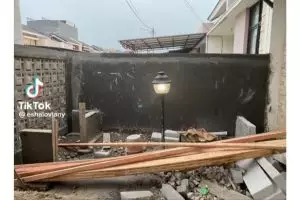 Teras rumah sempit ini dimakeover jadi modern minimalis, potret di malam hari mirip vila di Bali