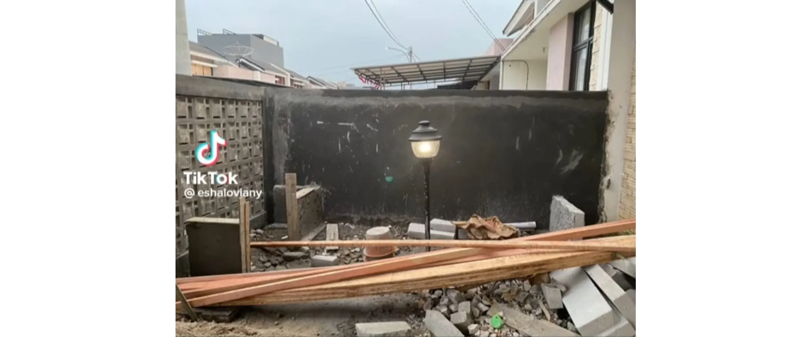 Teras rumah sempit ini dimakeover jadi modern minimalis, potret di malam hari mirip vila di Bali