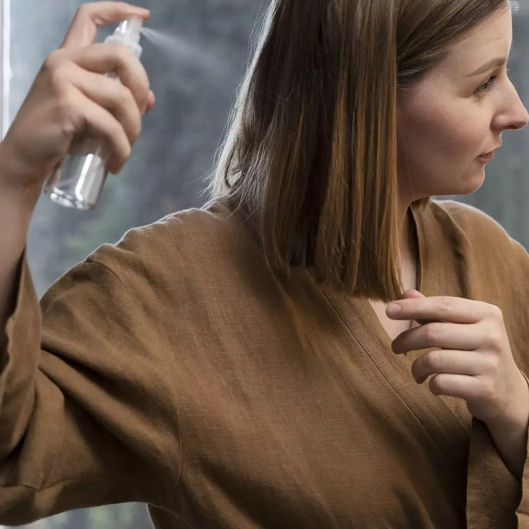 Bebas kimia yang merusak rambut, ini trik bikin hair setting spray pakai 3 bahan alami