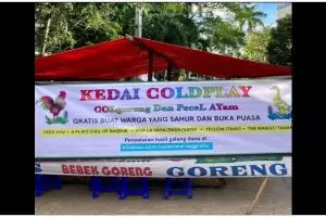 Definisi aji mumpung, 11 potret kocak spanduk pedagang pecel lele ini pakai nama-nama populer