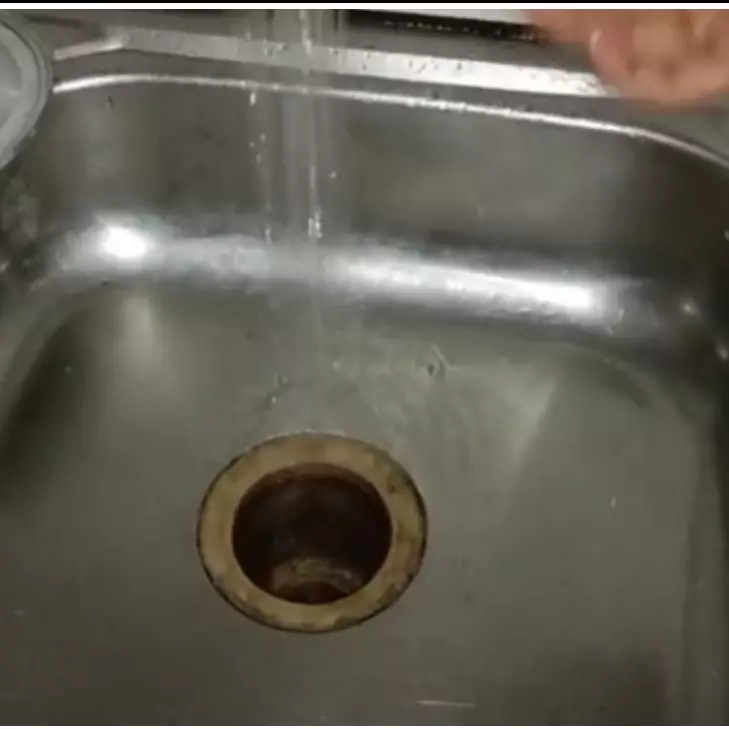 Tanpa pakai bahan kimia apapun, begini cara cepat mengatasi saluran wastafel yang tersumbat