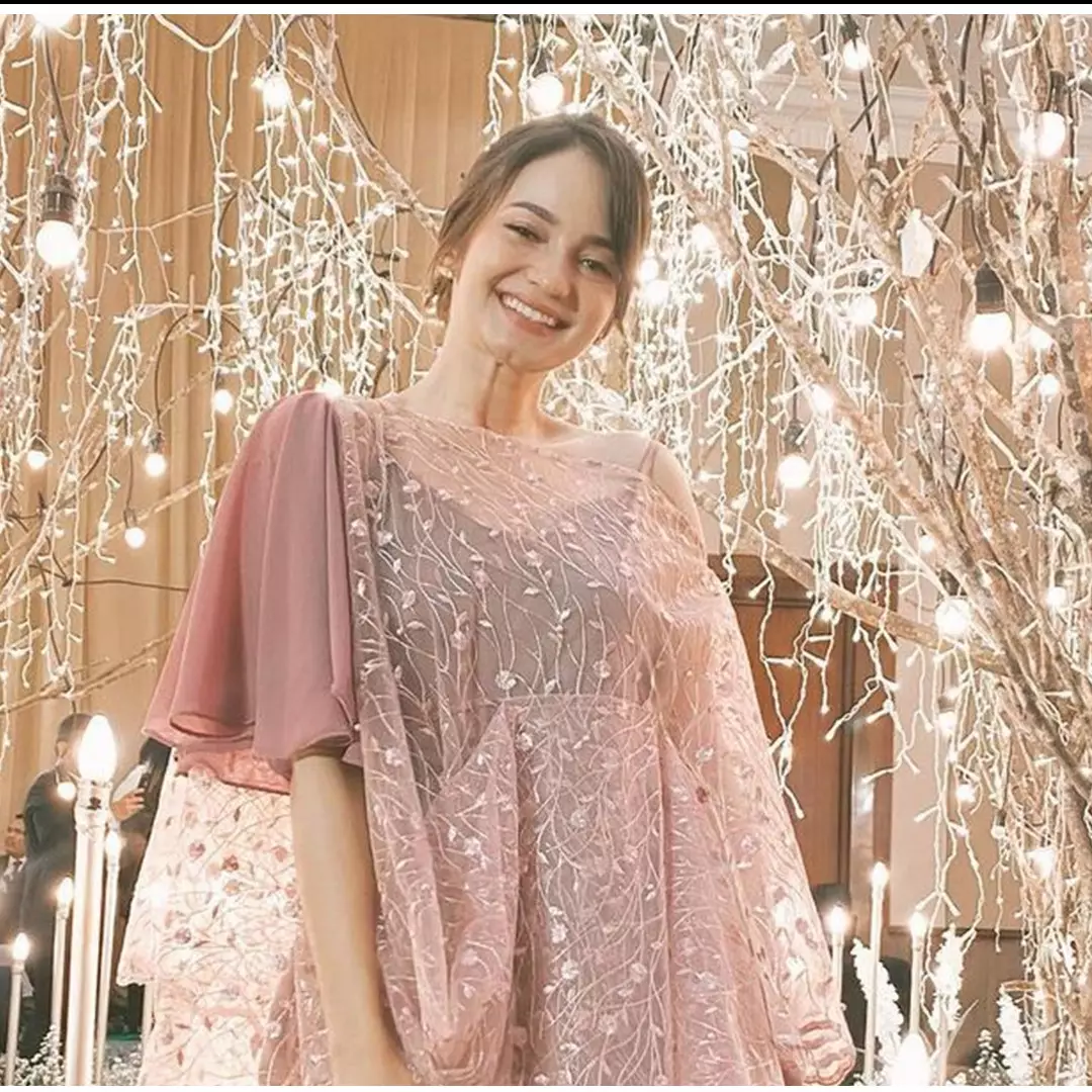 11 Potret Enzy Storia tampil memukau jadi bridesmaid, gayanya di nikahan Jessica Mila anggun abis