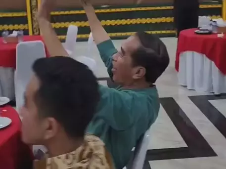 ekspresi gibran lempeng saat timnas indonesia gol © TikTok/@menujuindonesiamaju