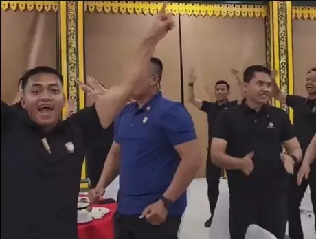 ekspresi gibran lempeng saat timnas indonesia gol © TikTok/@menujuindonesiamaju