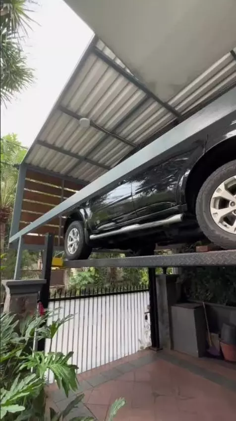 ide garasi sempit dengan dua mobil © TikTok/@lancerlot__