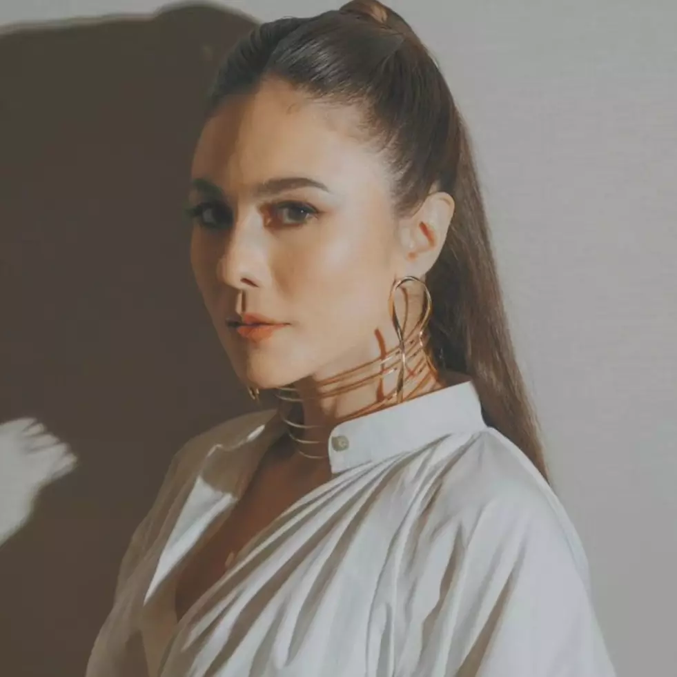 Pantas disebut layaknya pinang dibelah dua, potret 13 seleb sama anak yang sudah dewasa ini mirip pol