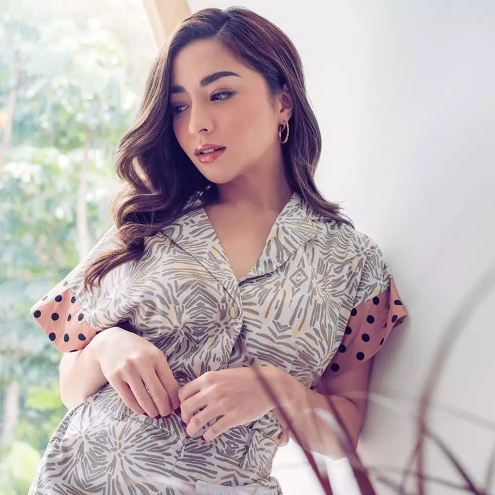 Cantik natural meski tanpa makeup, intip 11 potret kesederhanaan Nikita Willy saat asuh buah hati