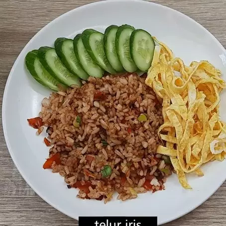 Tanpa beras atau bumbu khusus, ini cara masak nasi goreng kampung rendah kalori