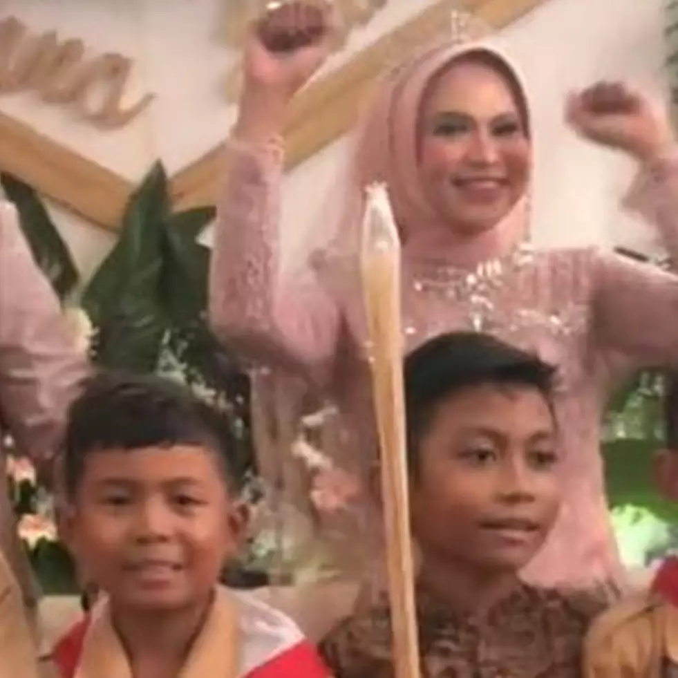 Hadiri pernikahan guru, rombongan anak SD ini kompak kenakan baju pramuka dan bawa kado unik