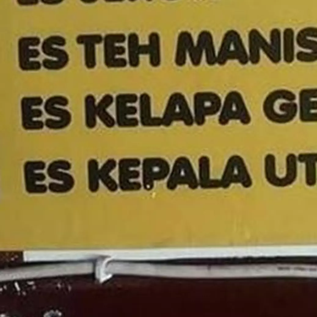 13 Potret kocak spanduk pedagang es kelapa muda ini tulisannya salah tapi bikin ketawa