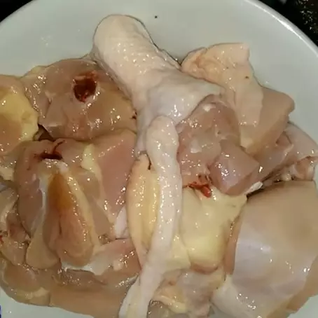 Tanpa direbus dulu, ini trik menyimpan daging ayam di suhu ruang supaya tidak bau