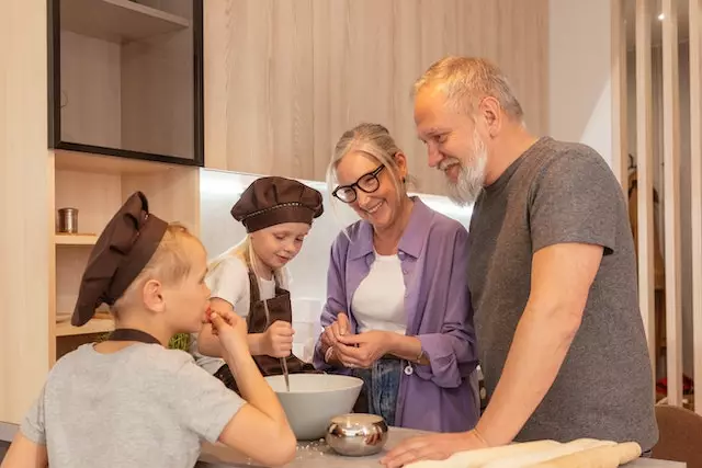 Contoh kerjasama di lingkungan rumah © 2023 brilio.net