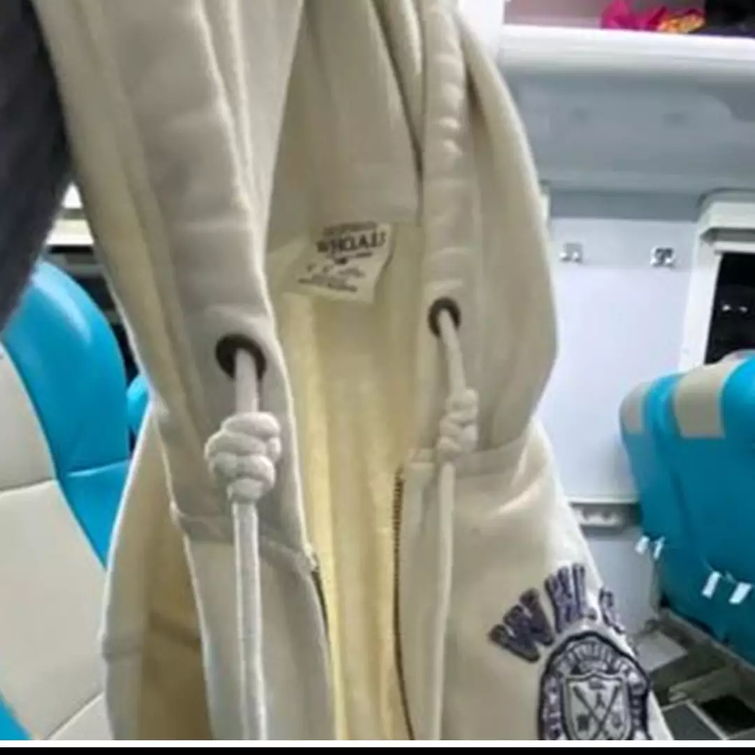 Kamu mungkin nggak kepikiran! Ini cara menyulap sweater jadi bantal leher, atasi pegal saat perjalanan