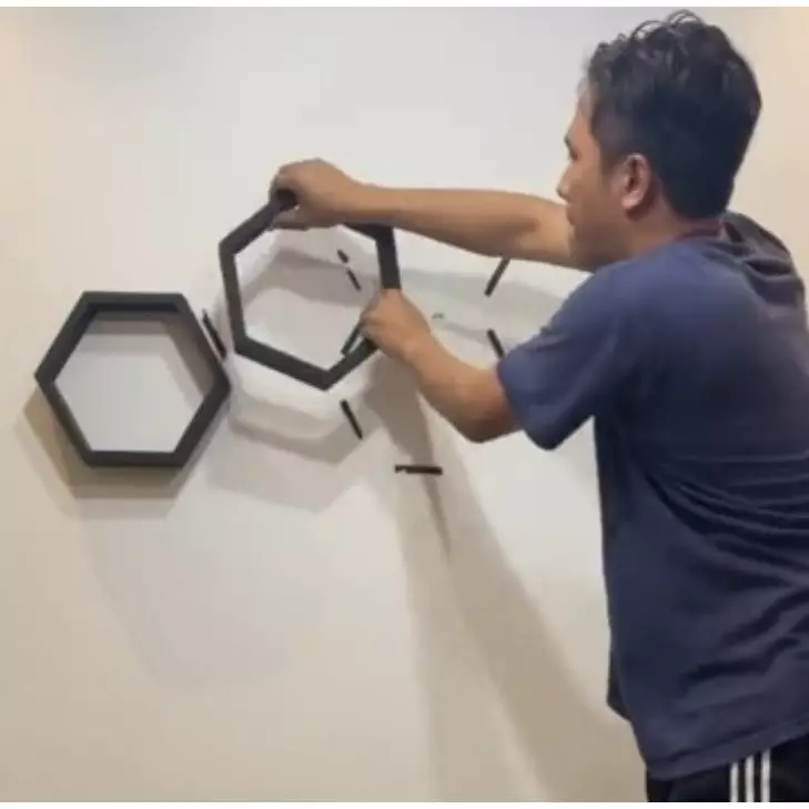 Jangan digosok pakai benda tajam, begini cara ampuh membersihkan double tape di tembok tanpa berbekas