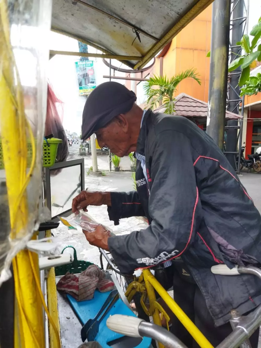 semangat Mbah Dinar keliling kayuh gerobak hingga belasan kilometer © 2023 berbagai sumber