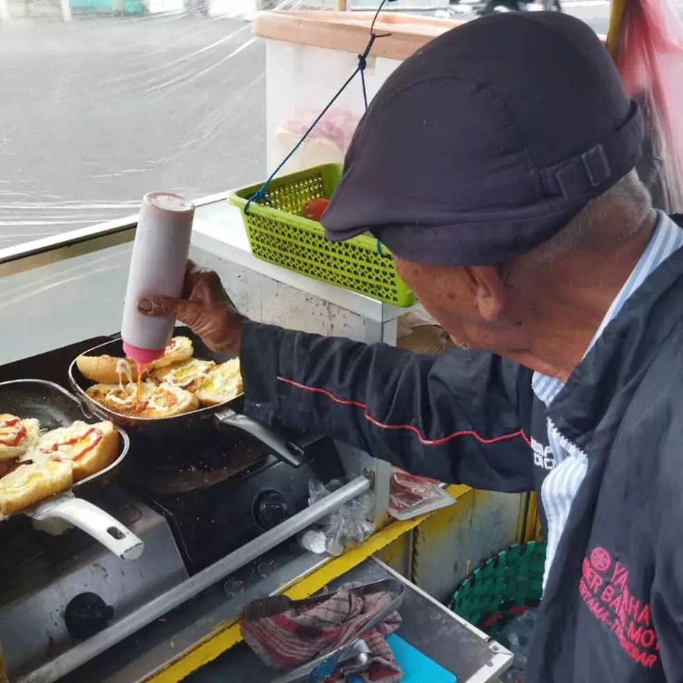 Tetap cari nafkah di usia senja, semangat Mbah Dinar keliling kayuh gerobak burger belasan kilometer
