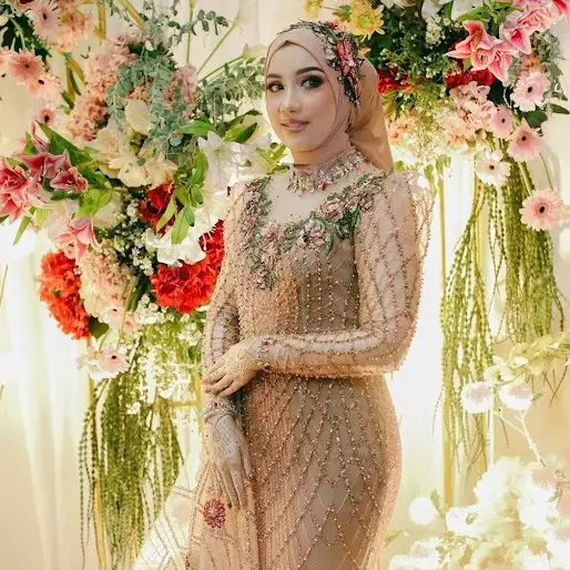 11 Pesona Amira Karaman, tunangan Reza D'Academy yang merupakan seorang desainer busana