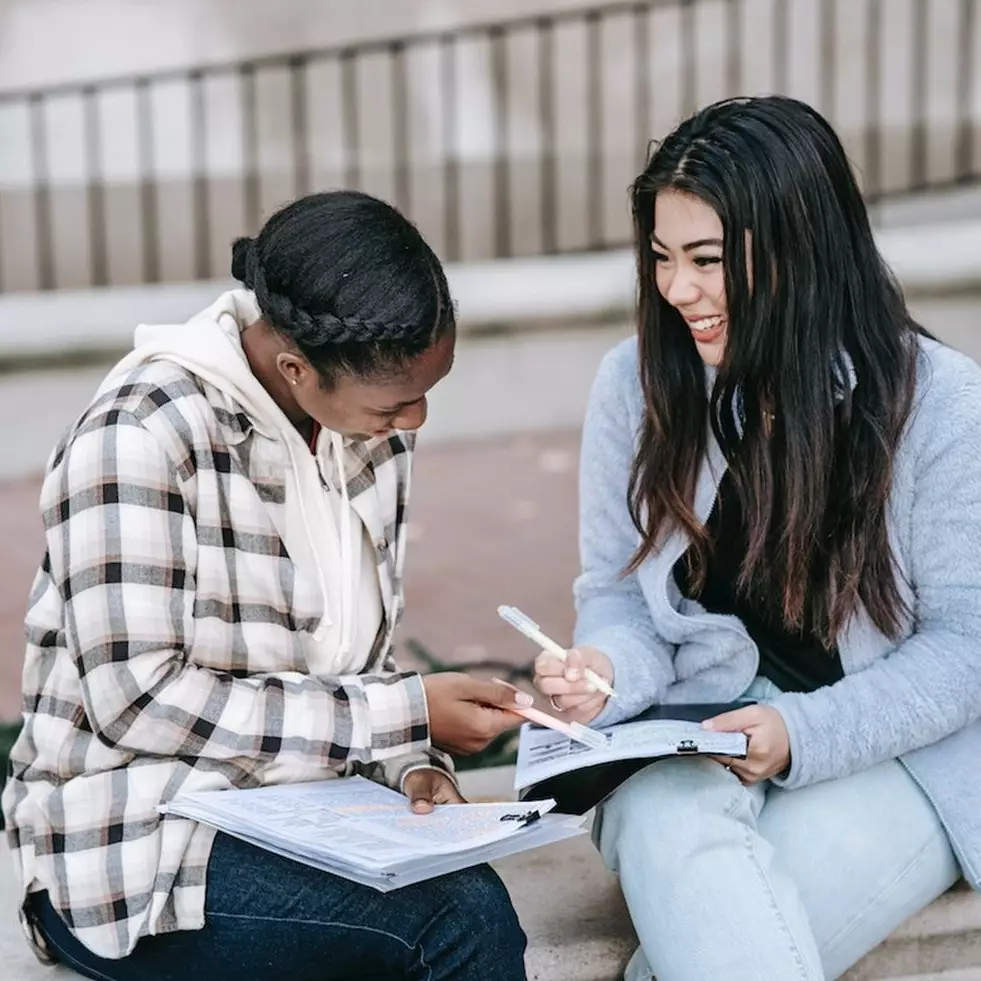 Contoh pengamalan sila ke-2 di sekolah bagi siswa, bantu menjunjung nilai kemanusiaan