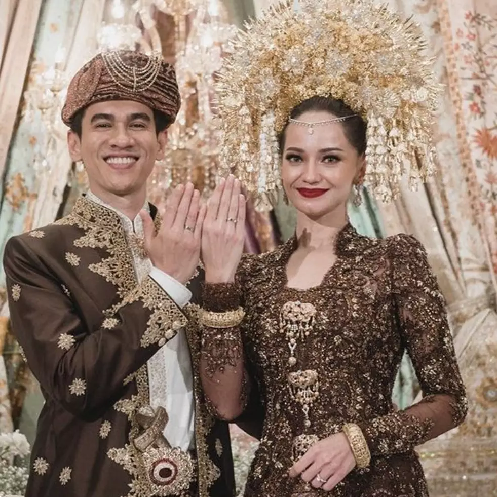 Tak pernah umbar kemesraan dengan kekasih, ini 9 momen pernikahan Enzy Storia