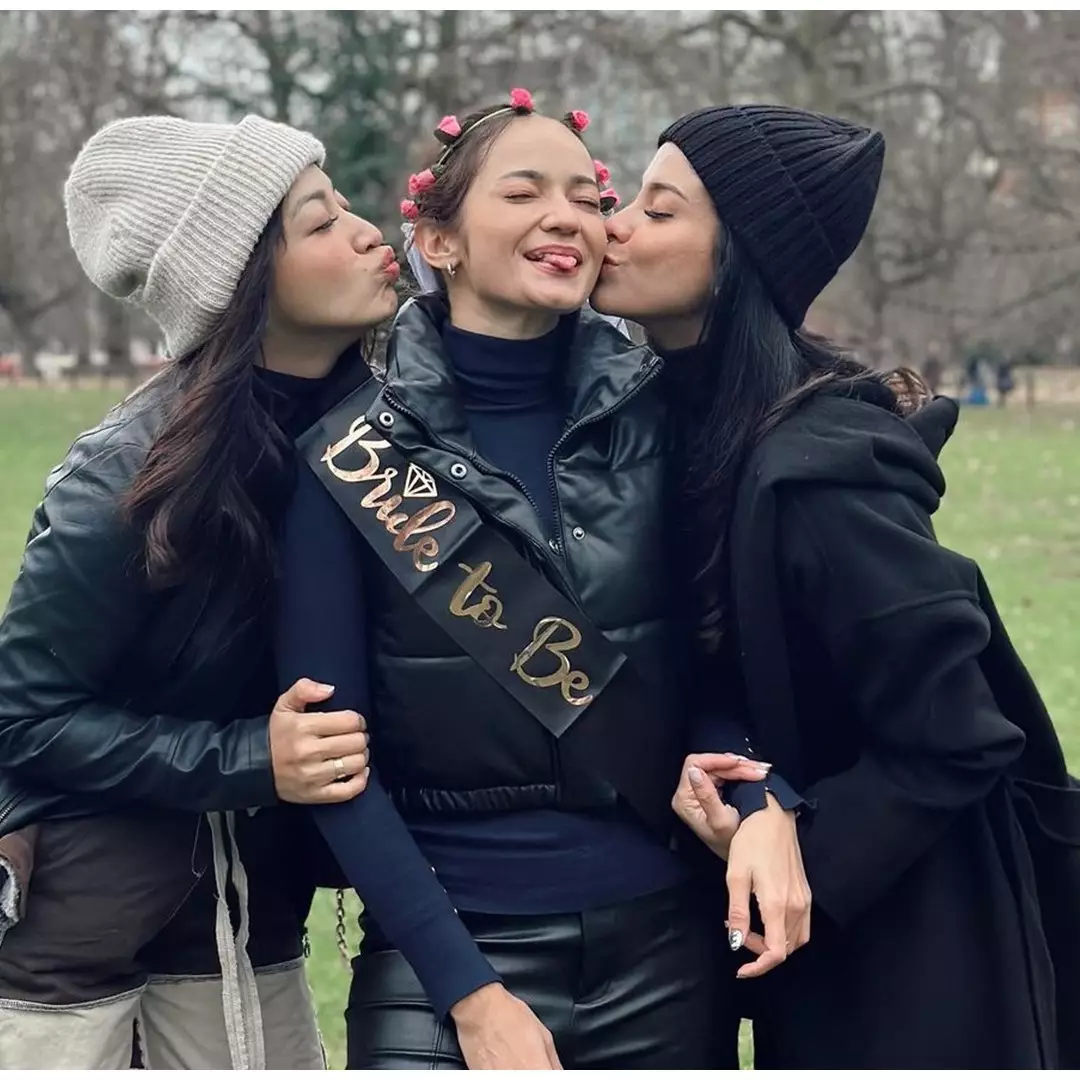 5 Momen bridal shower Enzy Storia, Hesti Purwadinata bak lepas adik bontot