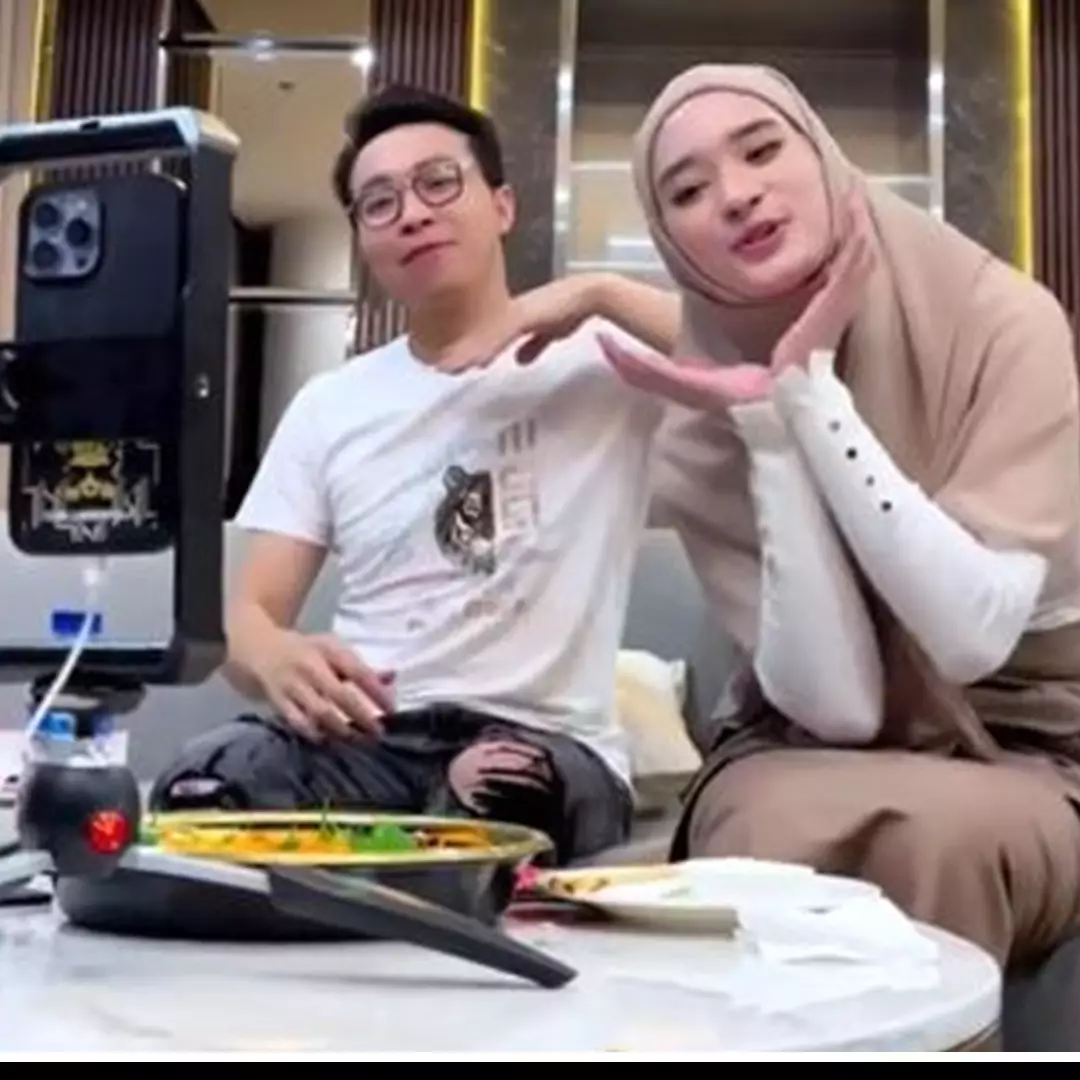 Momen Inara Rusli nyanyi sambil live TikTok, suara merdunya kembali terdengar setelah hiatus 7 tahun