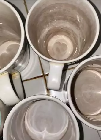 Trik bersihkan gelas dengan noda kuning menahun cuman pakai bahan dapur © 2023 brilio.net