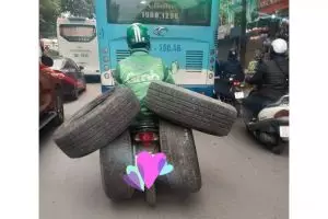 11 Potret kocak barang dibawa ojek online ini bikin nggak konsen di jalan, nyusahin banget