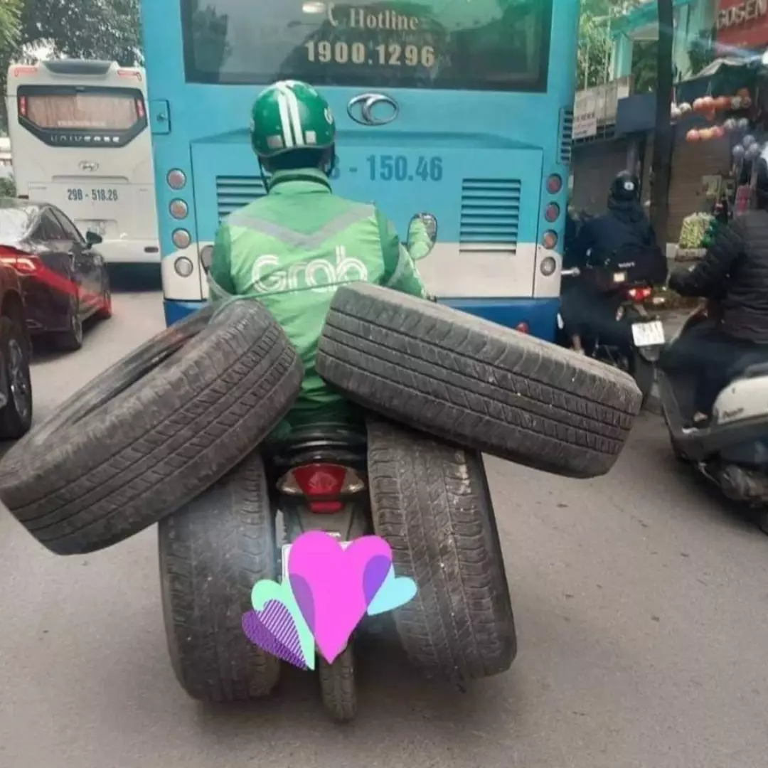 11 Potret kocak barang dibawa ojek online ini bikin nggak konsen di jalan, nyusahin banget