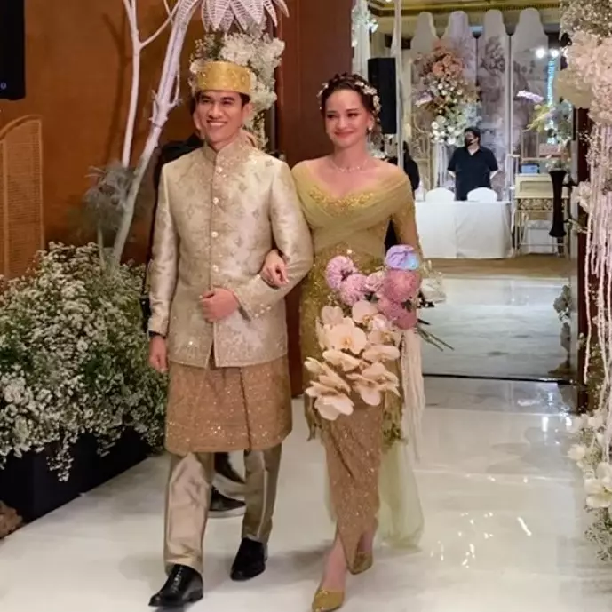 11 Potret resepsi nikah Enzy &amp; Molen Kasetra yang digelar intim, kemesraan pengantin baru bikin baper