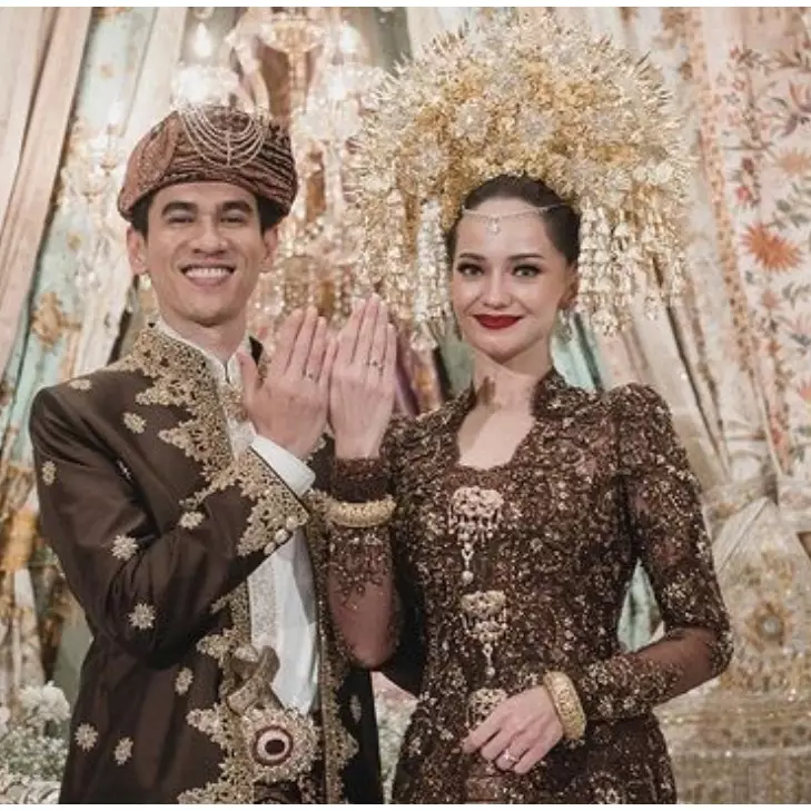 Jarang umbar kemesraan tiba-tiba nikah, ini kisah cinta Enzy Storia &amp; Molen berawal dicomblangin teman