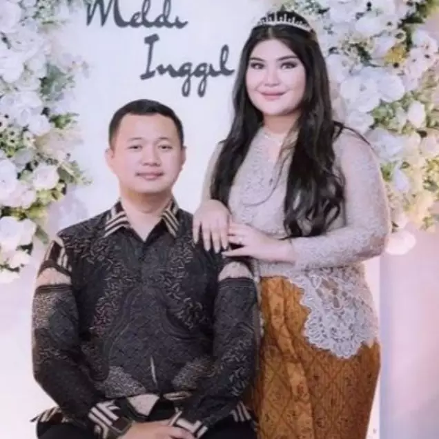 9 Momen lamaran Rosa Meldianti keponakan Dewi Perssik, berlangsung sederhana di rumah