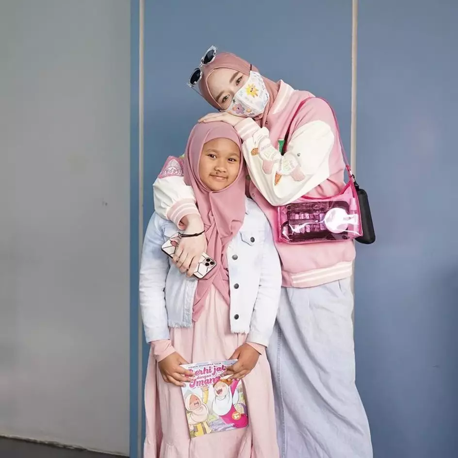 Unggah foto perdana bareng buah hati usai lepas cadar, Inara Rusli disebut bak kakak-adik dengan anak