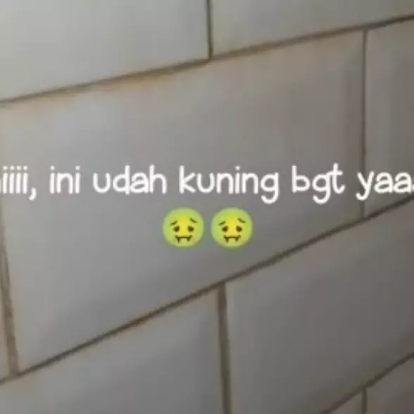 Tanpa disikat, ini cara ampuh membersihkan dinding keramik kamar mandi yang berkerak pakai 2 bahan