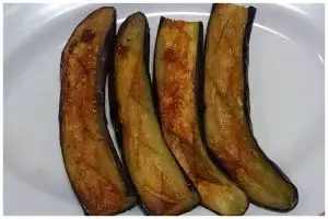 Bukan pakai tepung bumbu, ini cara mengolah terong goreng supaya empuk dan antihambar