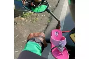 11 Potret kocak atribut nyeleneh yang dibawa driver ojek online ini bikin ngakak keheranan