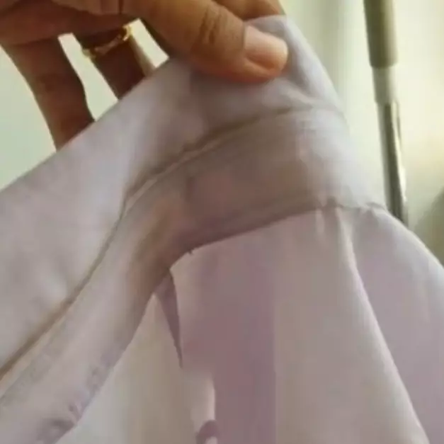 Baju seperti baru cuma pakai 2 bahan, ini trik hilangkan noda membandel pada kerah seragam putih