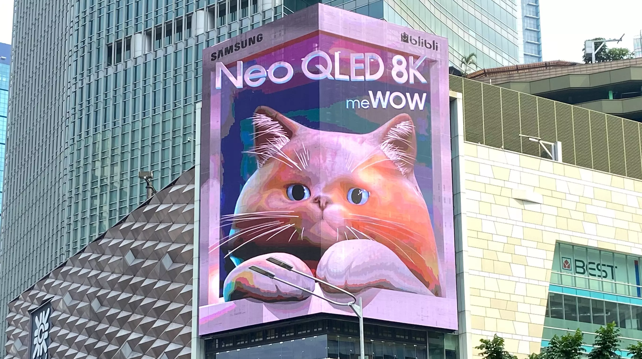 Beli kue cubit di Bali, pulangnya mampir ke HI, 3D billboard Samsung visualnya WOW mencuri hati
