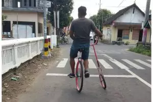 Sulit dimengerti, 11 potret kocak kelakukan pesepeda di jalan ini bikin ngelus dada keheranan